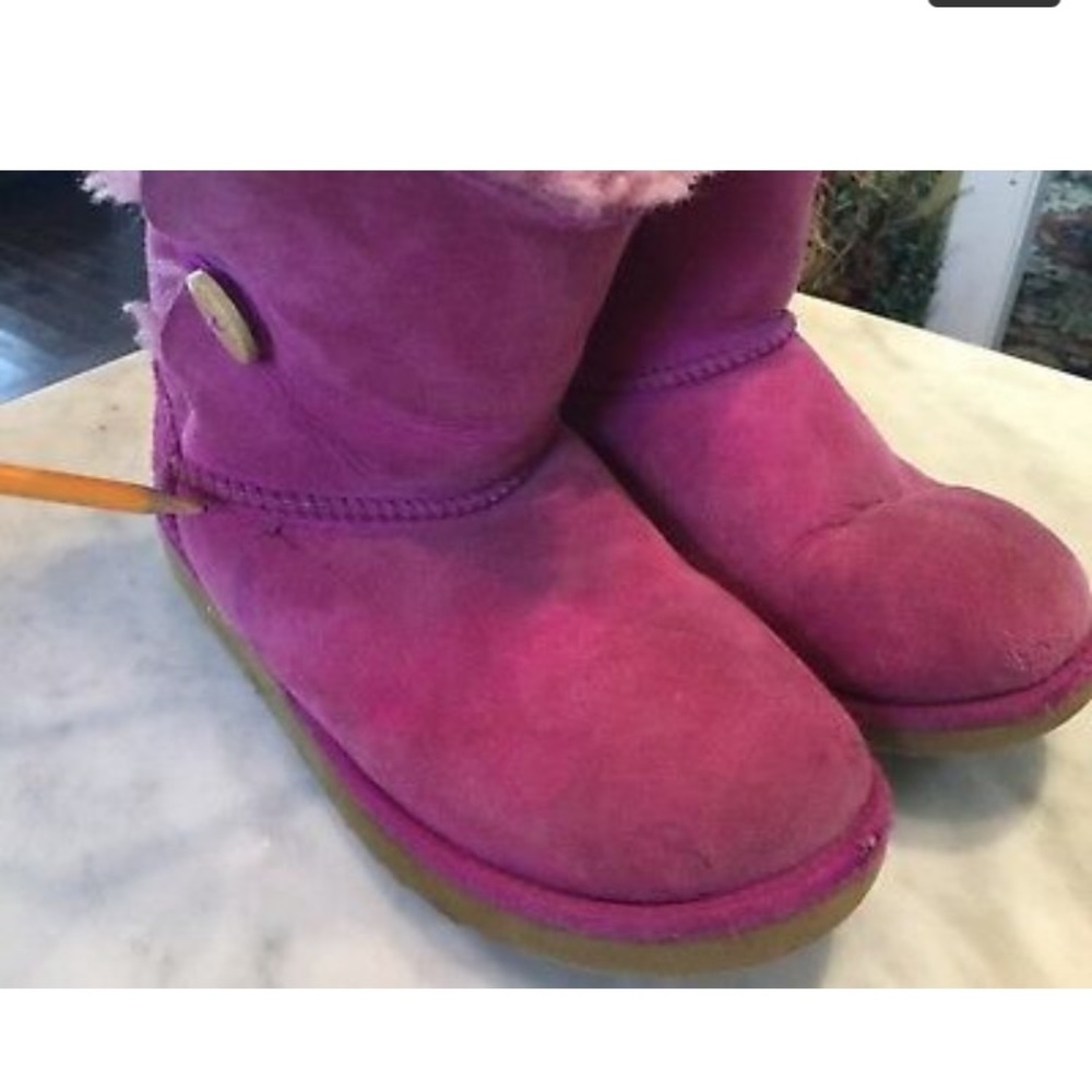 Ugg Boots Sz 5 Classic Short Bailey Button Magenta - Picture 7 of 8